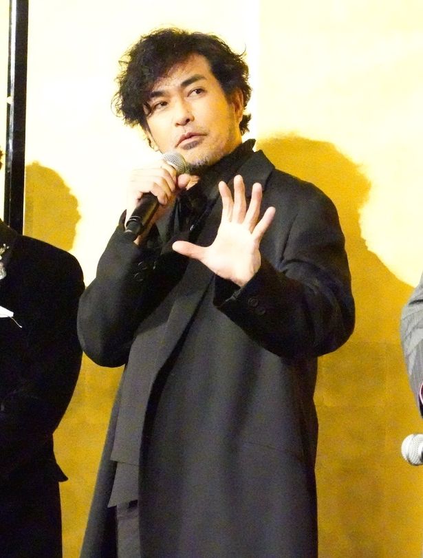 「ただただちょんまげがのっているだけ」と表現し笑わせた