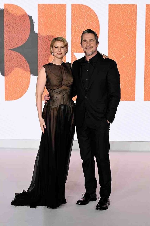 【写真を見る】シースルーの漆黒のドレスをまとったジェシー・バックリーとクリスチャン・ベールの2ショット