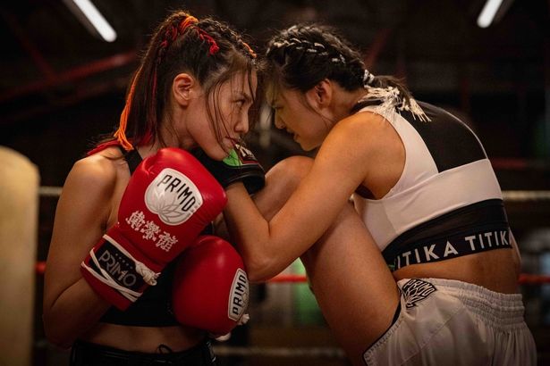 恋人に浮気されたという女性シューは浮気相手を倒すためにジムに入会