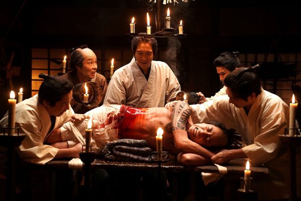 ある日、太吉は瀕死の重傷を負った青年・新左の命を救う