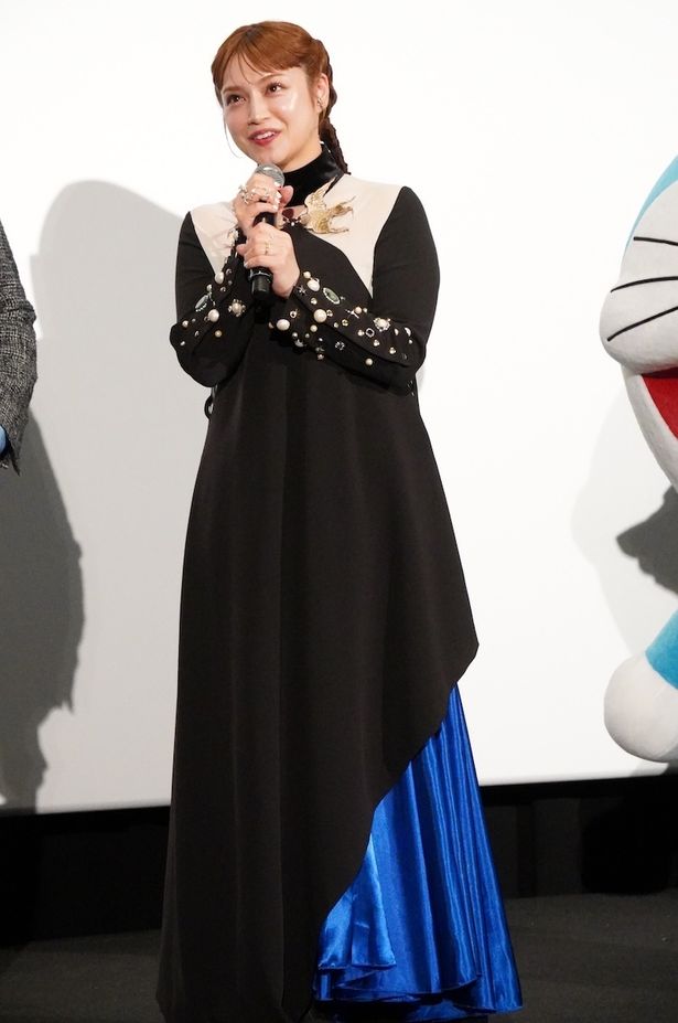 【写真を見る】平愛梨、黒ベースにブルーのプリーツをのぞかせたワンピースで登場