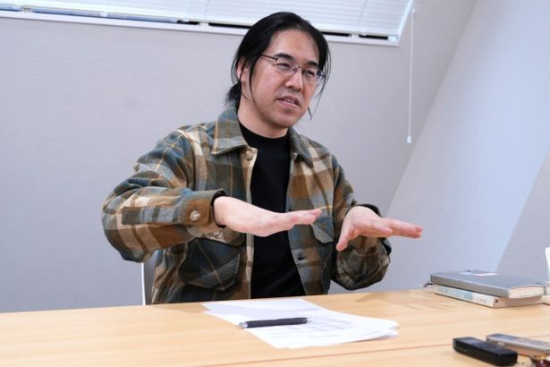 「いまこそ、人の手の仕事が輝く瞬間」だと語る四宮義俊監督