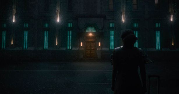 【写真を見る】不気味！セレブ御用達の高級マンション「バージル」をメイドが見上げているシーン