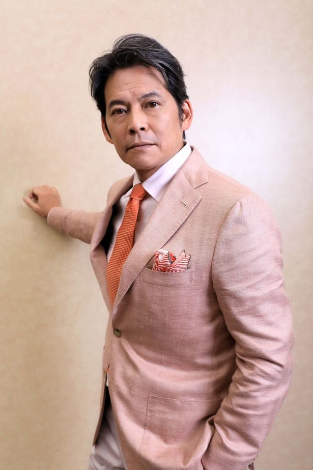 【写真を見る】ヒゲがないのが物足りない!?お茶目な一面も垣間見える、織田裕二の撮り下ろしショット！