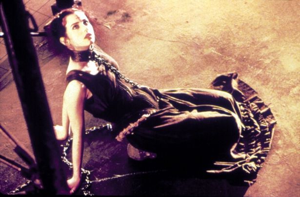 前作で少女だったサラも大人になって登場する(『THE CROW/ザ・クロウ』)