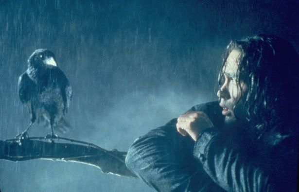 カラスの力によって蘇った男の復讐を描く『クロウ 飛翔伝説』