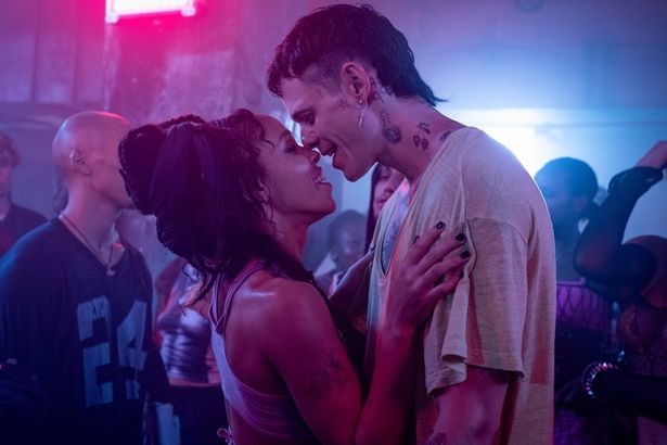 エリックとシェリーの関係も時間をかけて描かれる分、悲しさも大きい(『ザ・クロウ』)