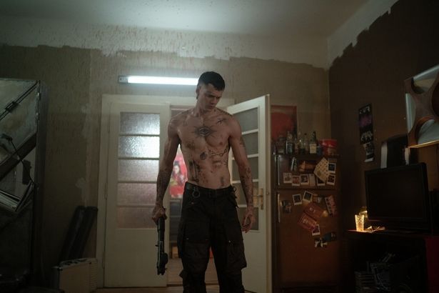 ビル・スカルスガルドが主人公のエリックを演じる(『ザ・クロウ』)