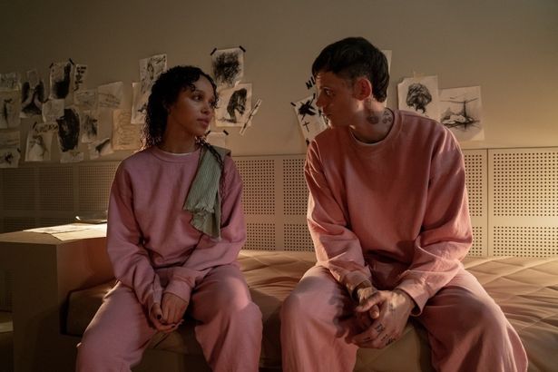 孤独を抱えたエリックとシェリーの更生施設で出会いから描かれる(『ザ・クロウ』)