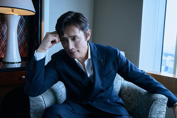 【写真を見る】『しあわせの選択』のマンスを“最も普通の人”として演じたイ・ビョンホンをスペシャルシューティング！