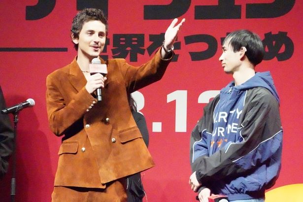 【写真を見る】会場にいる共演者、東京2025デフリンピック卓球日本代表の川口功人の母親に笑顔で挨拶！