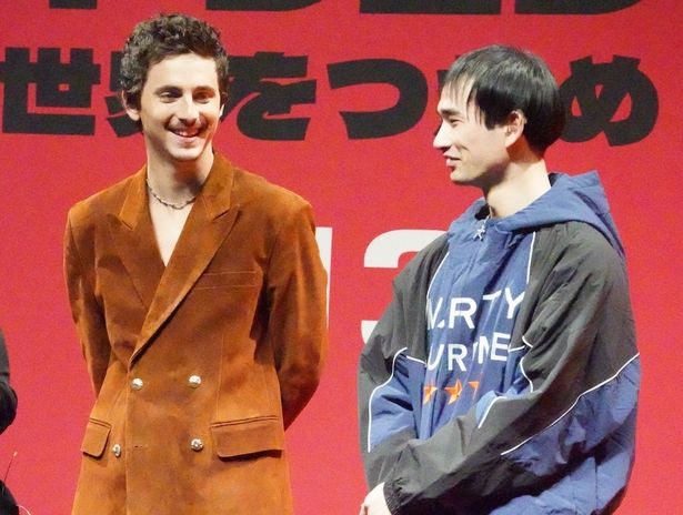 会場に集まったファンを前に笑顔！