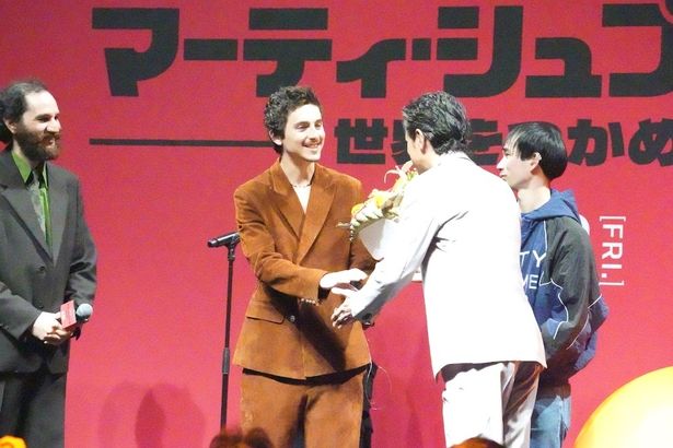 窪塚から大ヒット祈願の熊手をプレゼントされた