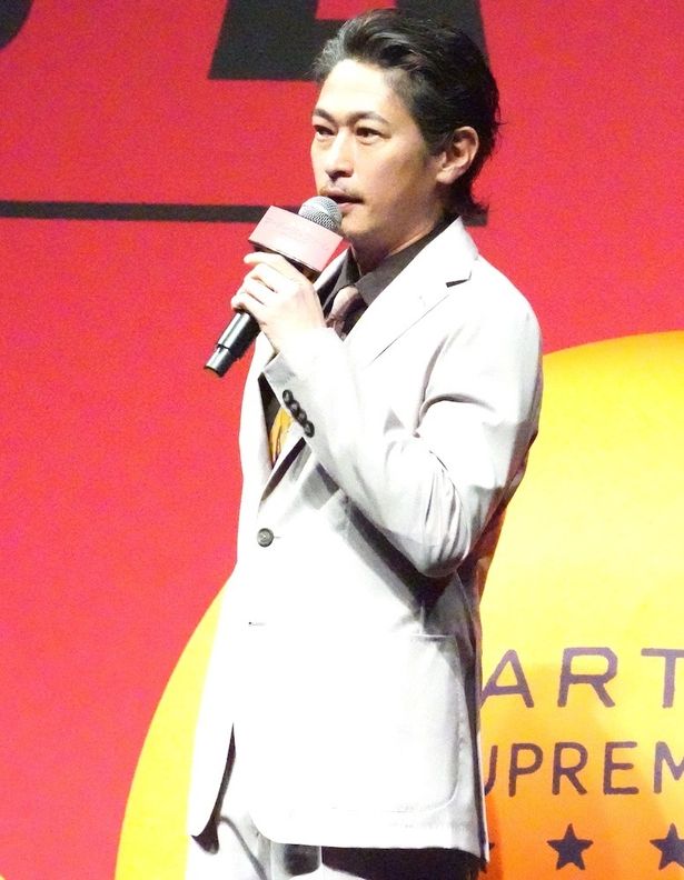 映画の感想を伝える窪塚