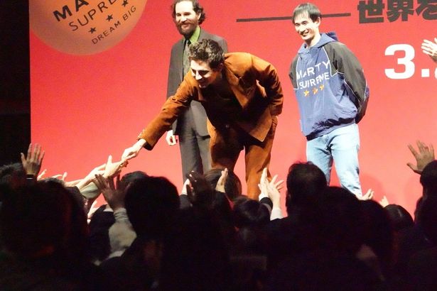 壇上からファンと握手！