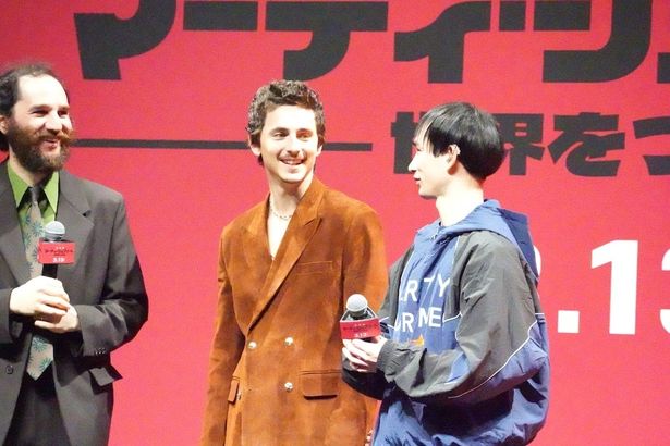 笑顔で会話を交わしていた