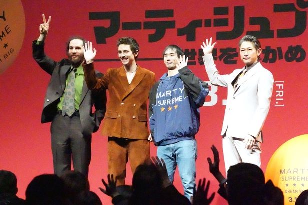 笑顔で手を振っていた