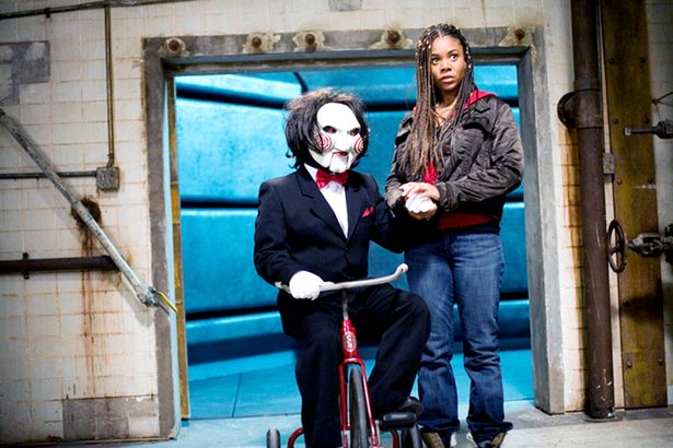 予告映像をよく見ると、電車のシーンにジグソウの姿が(画像は『最終絶叫計画4』より)