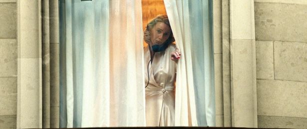 滞在先のホテルでかつての名女優ケイ・ストーンを発見