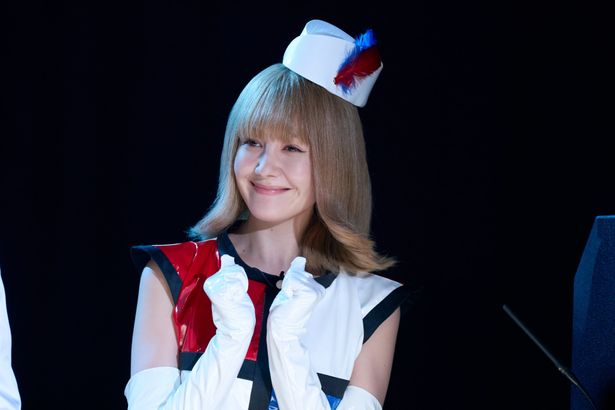 MCの樺山と共に番組を盛り上げる進行アシスタントのモンテレオーネ怜華(トリンドル玲奈)