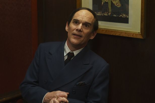 主人公ロレンツは、作詞の才能に長けていたものの、私生活では孤独に悩み、アルコール依存症を抱えている