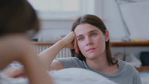 家庭を選び息⼦と穏やかに暮らす妹アグネスを演じるインガ・イブスドッテル・リッレオース