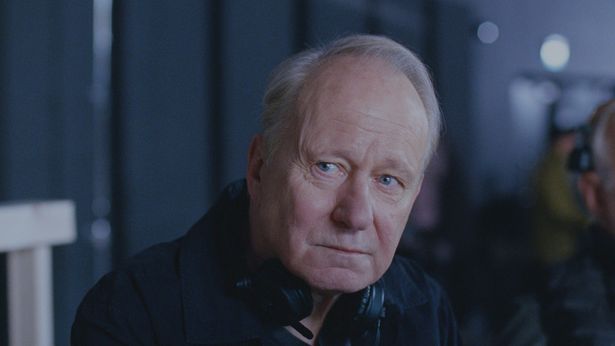 ⻑らく⾳信不通だった映画監督の⽗、グスタヴに扮したステラン・スカルスガルド