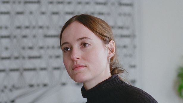 オスロで俳優として活躍する姉のノーラを演じるレナーテ・レインスヴェ