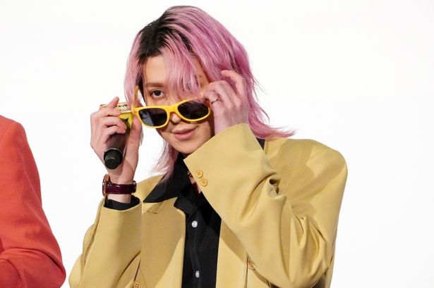 【写真を見る】サングラスを魅惑的に外し、大きな歓声を浴びた佐久間大介