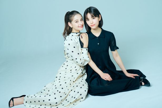 【写真を見る】お互いに寄せる信頼感と友情を明かした當真あみ＆嵐莉菜を撮り下ろし！