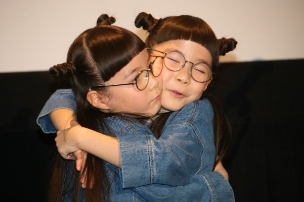 【写真を見る】りんか＆あんな、インスタ映えするハグショット