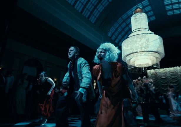 不条理な社会への怒りをぶつけるはっちゃけっぷりに注目だ(『ザ・ブライド！』)