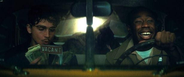 ラッパーとしても活躍するタイラー・ザ・クリエイターがマーティの友人で運転手のウォーリー役に扮した