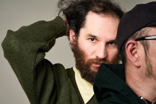 【写真を見る】フォトグラファーのディレクションに呼応してポーズを決めるジョシュ・サフディ監督