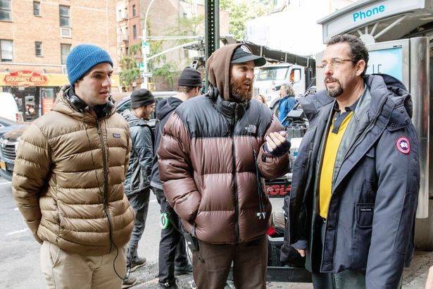 『アンカット・ダイヤモンド』(19)撮影中のベニー・サフディ、ジョシュ・サフディ、主演のアダム・サンドラー