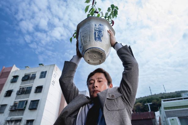 惜しくもオスカー賞レースには不参加となったパク・チャヌク監督最新作『しあわせな選択』