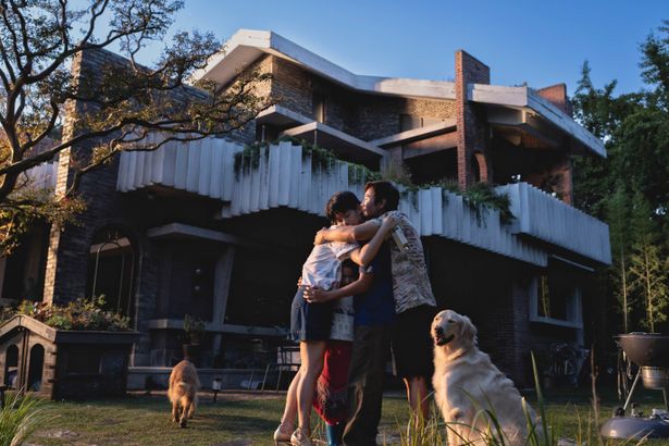 前向きなミリは明るい笑顔で失業した夫を支えようとするが…(『しあわせな選択』)