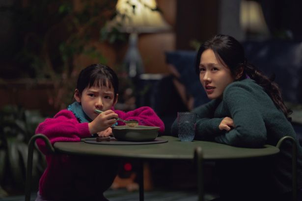 一児の母でもあるソン・イェジンが2人の子どもと夫をサポートするミリを自然体で演じる