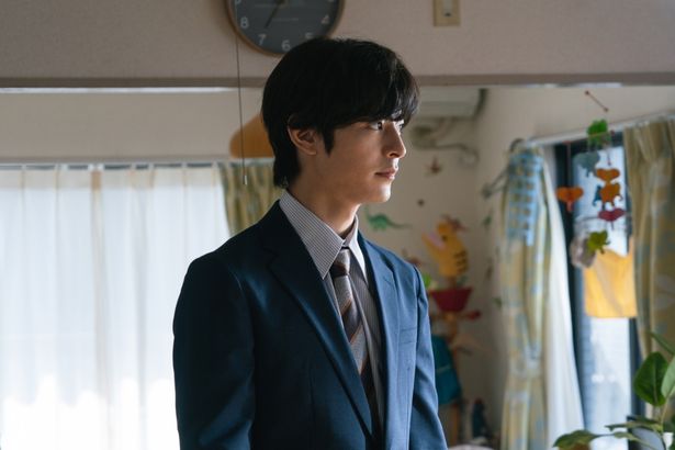 横領をしたことで会社を解雇される和歌子(有村)の夫である高志役の塩野瑛久