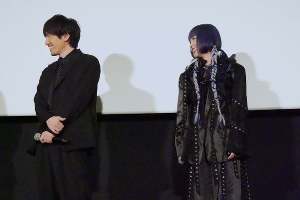 村瀬監督のトークに耳を傾ける澤野、Sennna