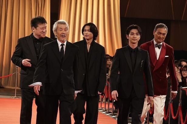 【写真を見る】佐藤二朗(『爆弾』)や田中泯(『国宝』)、松村北斗(『ファーストキス 1ST KISS』)、横浜流星(『国宝』)、渡辺謙(『国宝』)らがレッドカーペットを歩いた