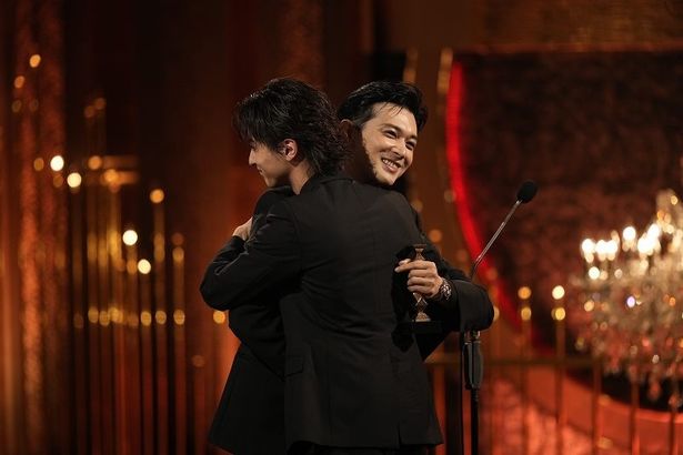 【写真を見る】『国宝』の吉沢亮と横浜流星が熱いハグ！