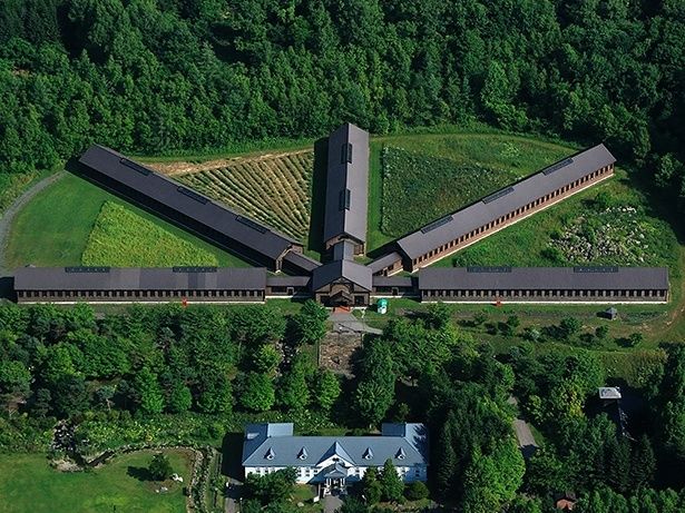 【写真を見る】中央の見張所を起点に5本の通路が放射状に伸びる五翼放射状平屋舎房