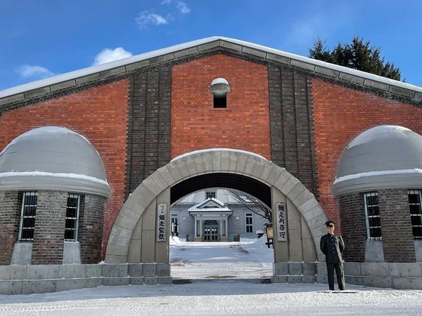 レンガで作られた堅牢な門構えの門