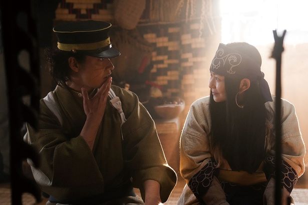 アイヌ埋蔵金とその隠し場所を記した刺青が体に彫られた囚人を追う杉元とアシリパ