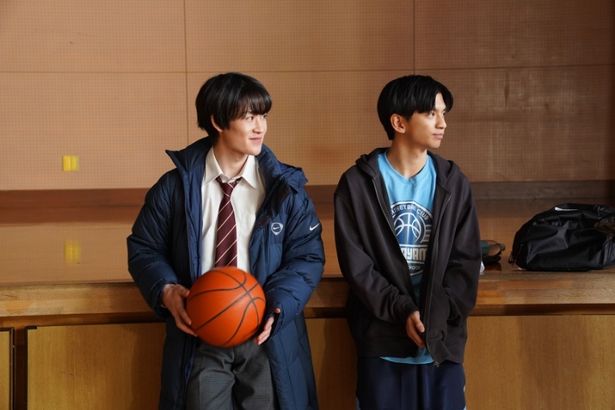 山時と、バスケ部員の大平翔太役の田中偉登