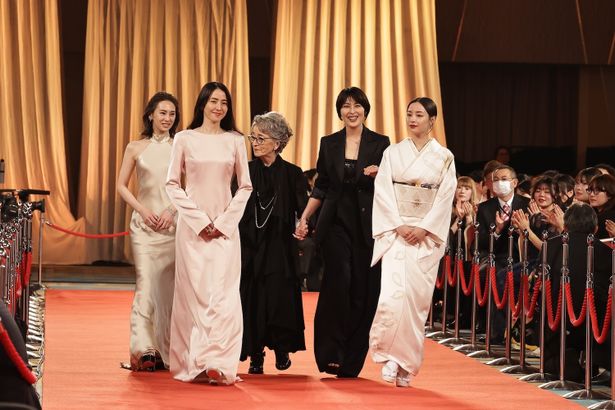 ブラックドレスの倍賞千恵子＆松たか子、手を繋いでレッドカーペットを闊歩！