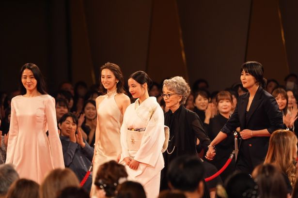 長澤まさみは、淡いピンク色のロングスリーブドレス。広瀬すずは、白の着物姿で登場