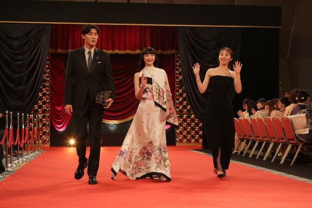 新人俳優賞を受賞した見上愛は、ディオールの花柄ドレスで笑顔