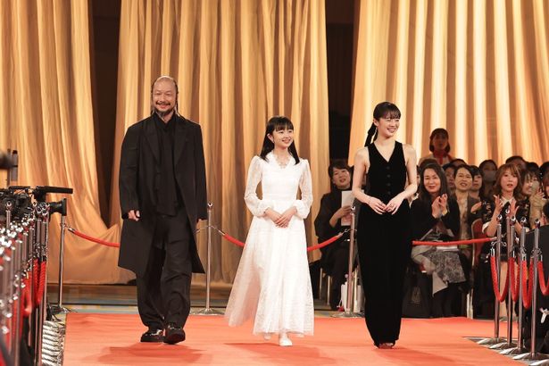 白山乃愛は白、中島瑠菜は黒のドレス！